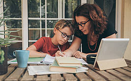 Mutter hilft Sohn bei Hausaufgaben