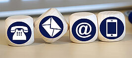 Symbolwürfel für Briefumschlag, Telefon, Internet, Smartphone