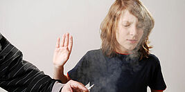 Rauchender Mann nimmt keine Rücksicht auf Kind