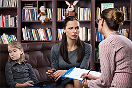 Tochter und Mutter bei einer Psychologin
