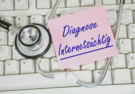 Tastatur mit Stetoskop und Zettel mit Aufschrift Diagnose Internetstörung